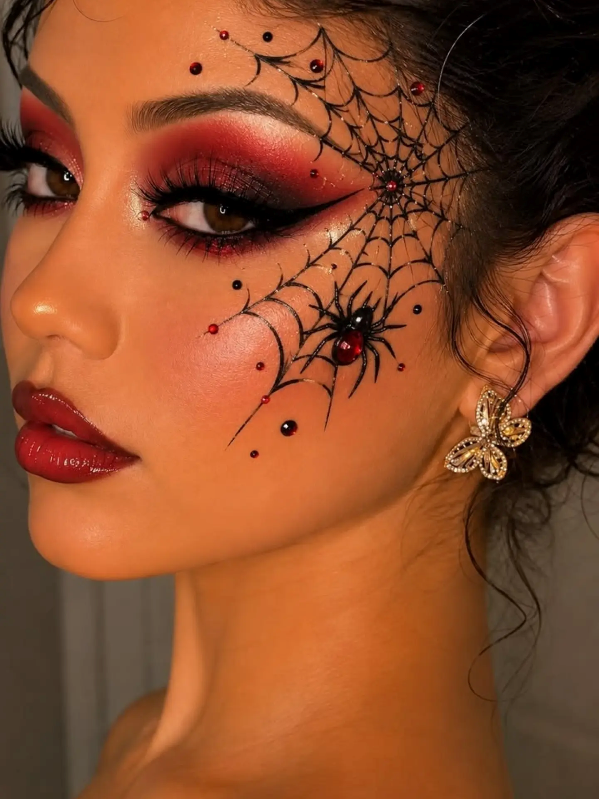 Diseño de telaraña en tonos burdeos y oscuros con trazos negros inspirados en las redes de araña. Imagen: @beauty_guide3