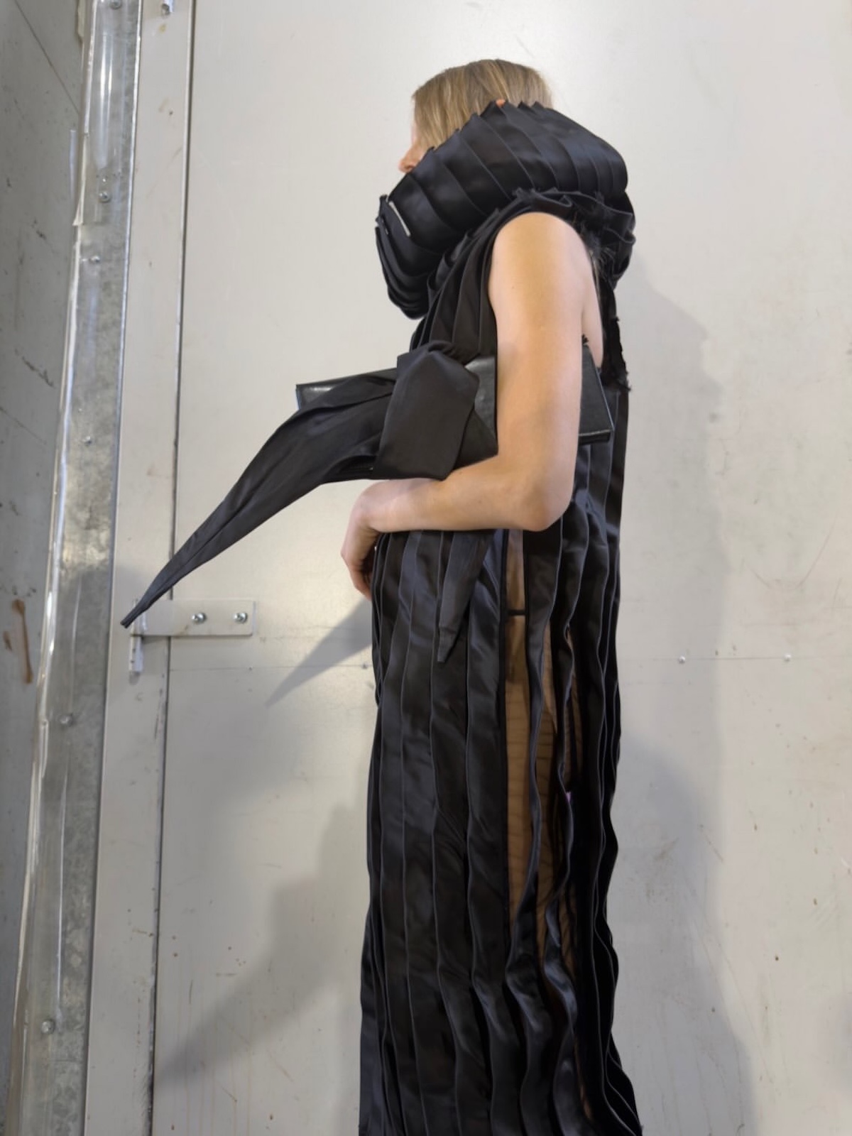Look escultórico de Rick Owens Primavera-Verano 2027 perteneciente a la colección «Stone»