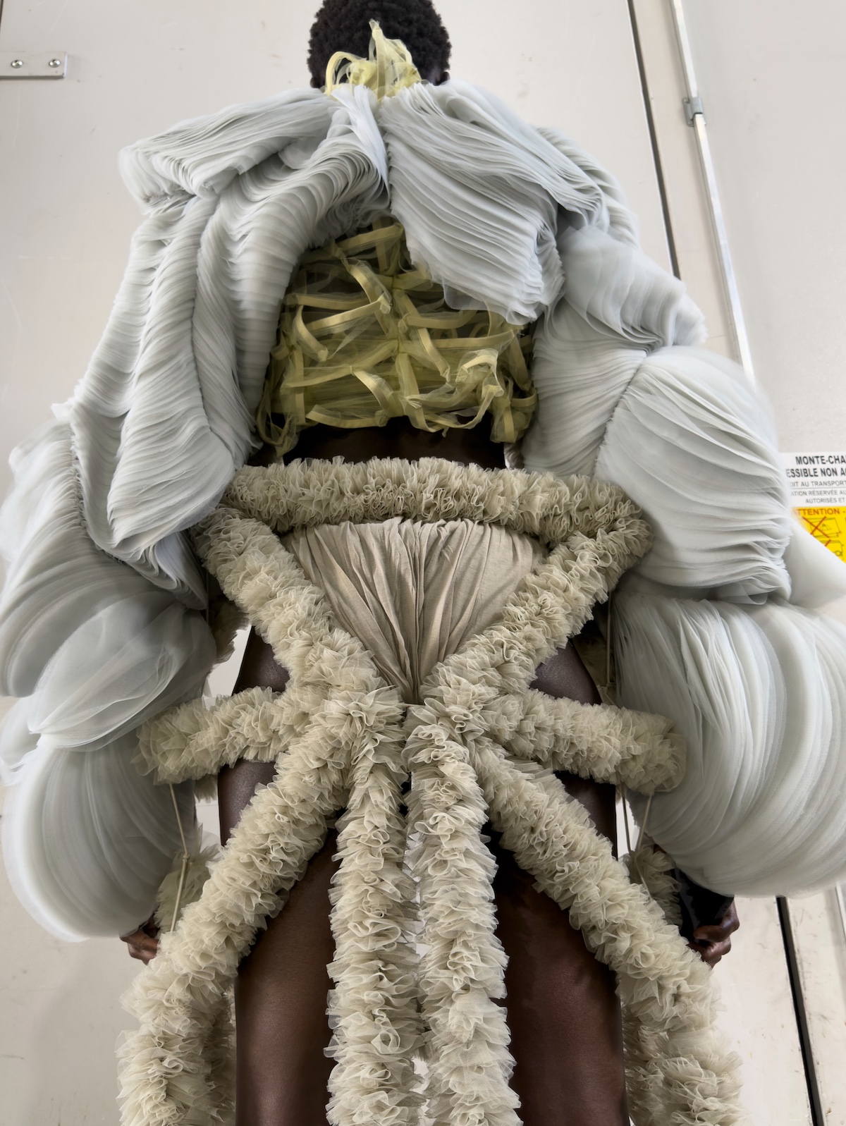 Volúmenes monumentales y construcción textil en la colección «Stone» de Rick Owens SS27