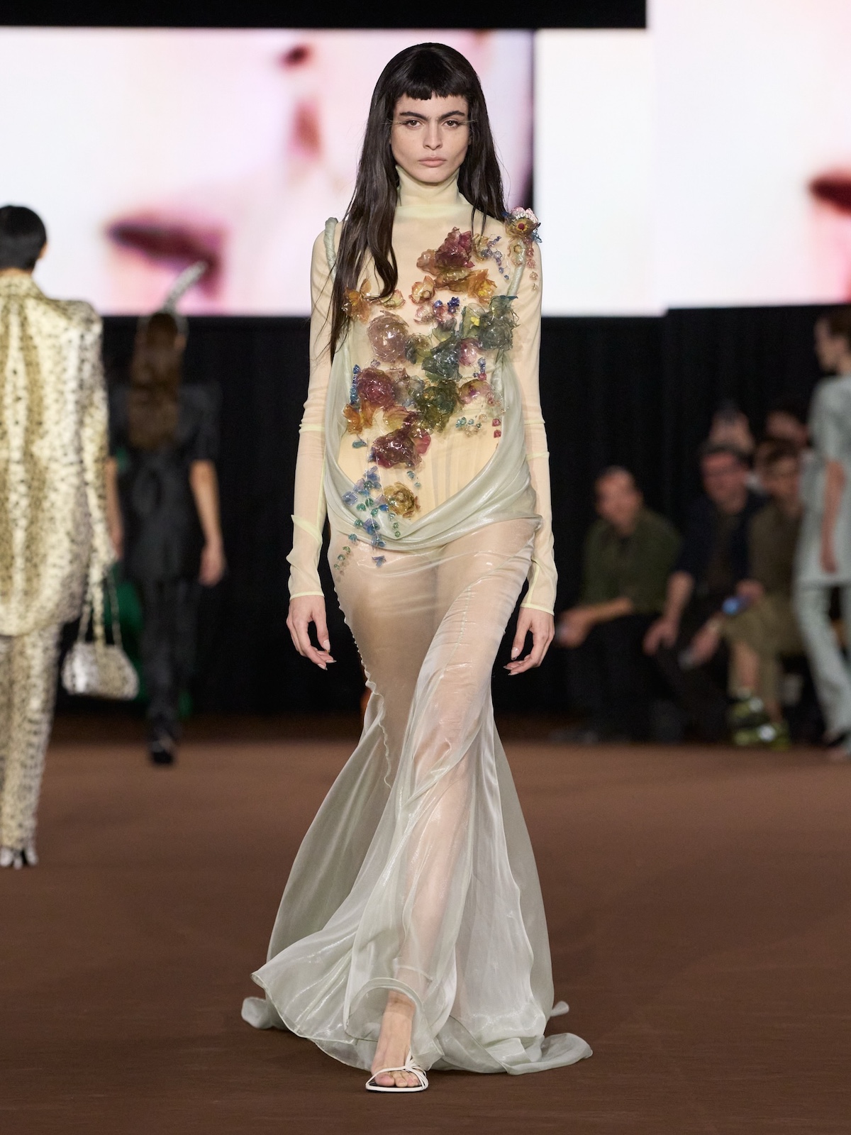 Look de Mugler Primavera-Verano 2027 con transparencias y aplicaciones florales durante Paris Fashion Week