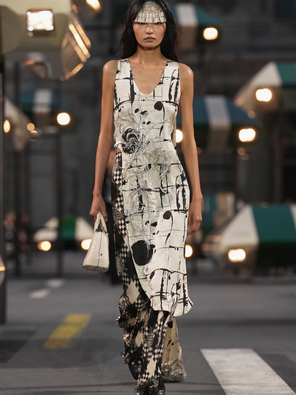 Look de Louis Vuitton Primavera-Verano 2027 diseñado por Nicolas Ghesquière y presentado en el Louvre