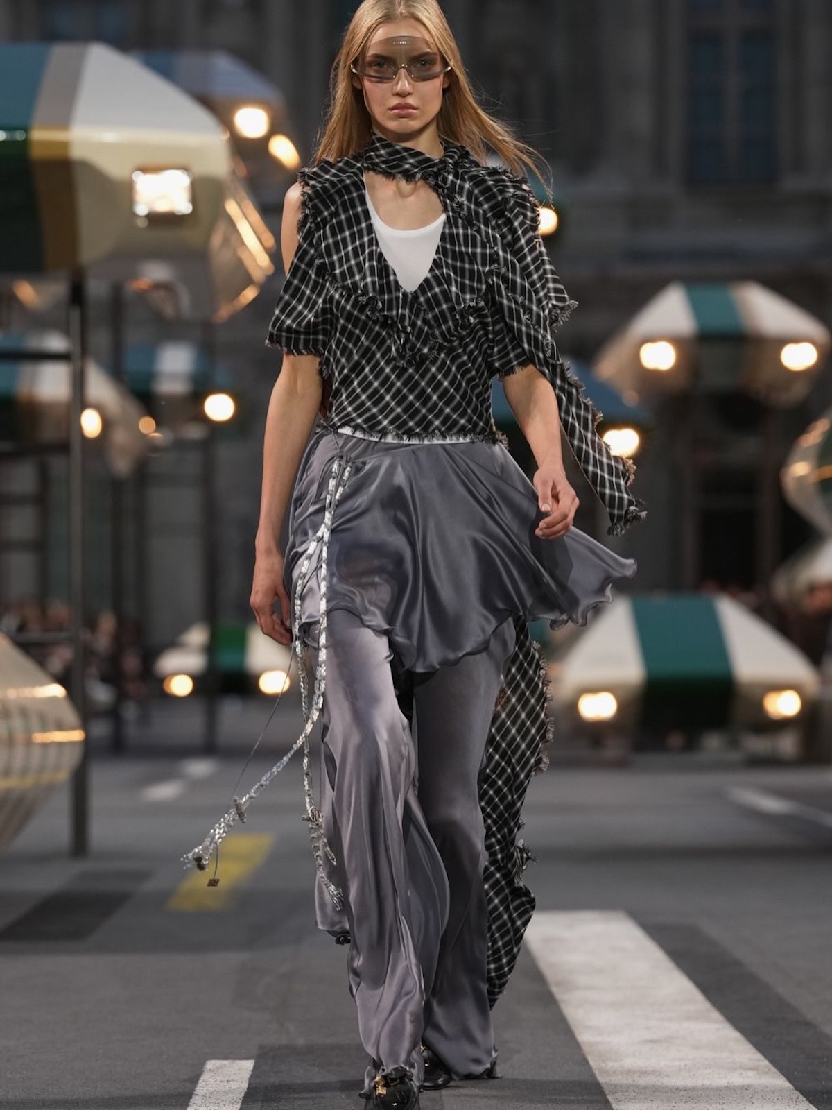 Louis Vuitton SS27 explora una moda más ligera y funcional en la colección «Ergonomie» de Nicolas Ghesquière