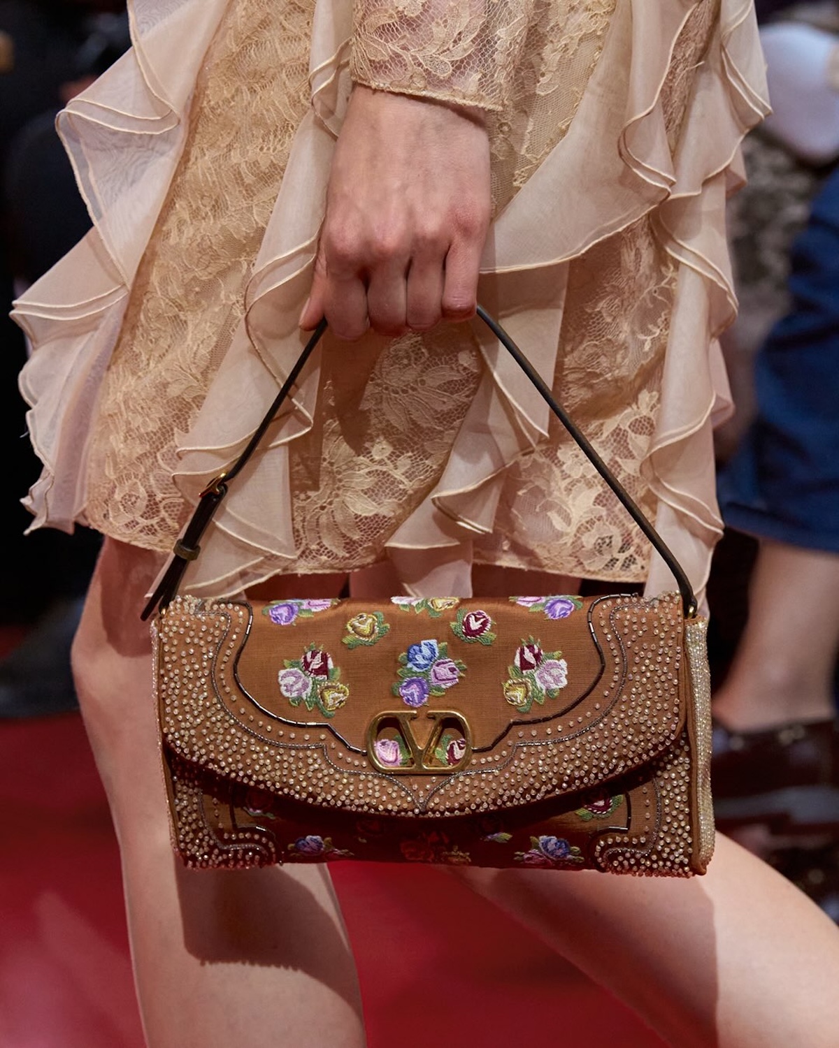 Valentino SS27 recupera la extravagancia y la moda nocturna de la mano de Alessandro Michele