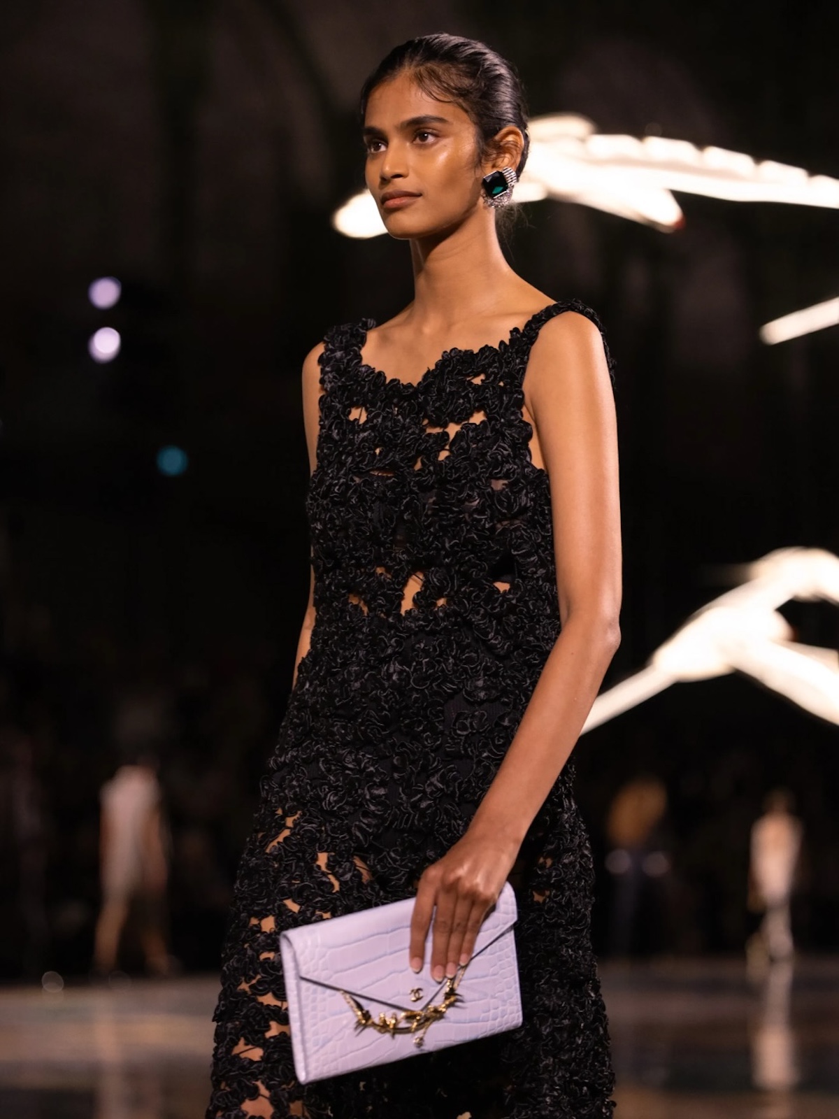 Look de Chanel Primavera-Verano 2027 diseñado por Matthieu Blazy y presentado en el Grand Palais de París