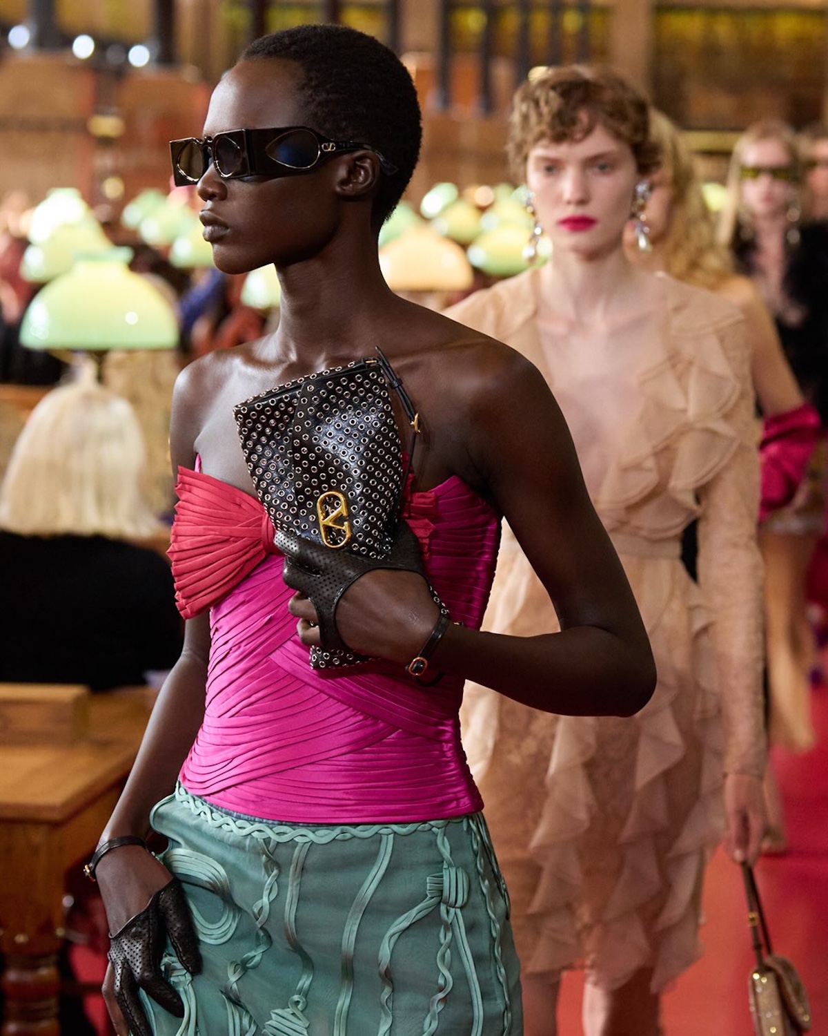 Look de Valentino Primavera-Verano 2027 diseñado por Alessandro Michele durante Paris Fashion Week