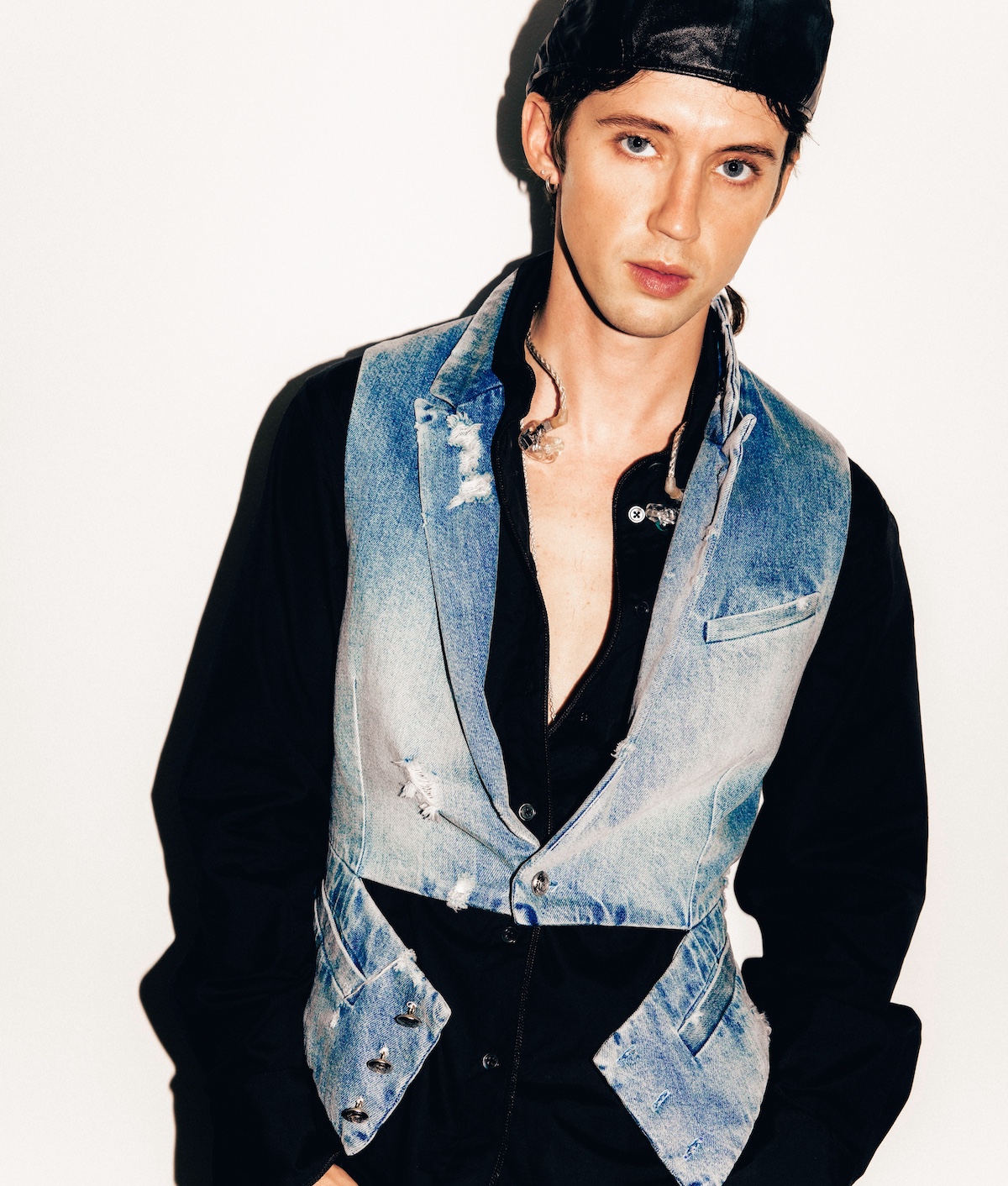 Troye Sivan presenta «She’s the Best», su nuevo álbum de estudio inspirado en la música de los años 90. Imagen: @troyesivan