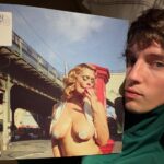 Troye Sivan muestra el vinilo de «She’s the Best», su cuarto disco, en el que explora sonidos como el house, el trip-hop y el pop noventero. Imagen: @troyesivan