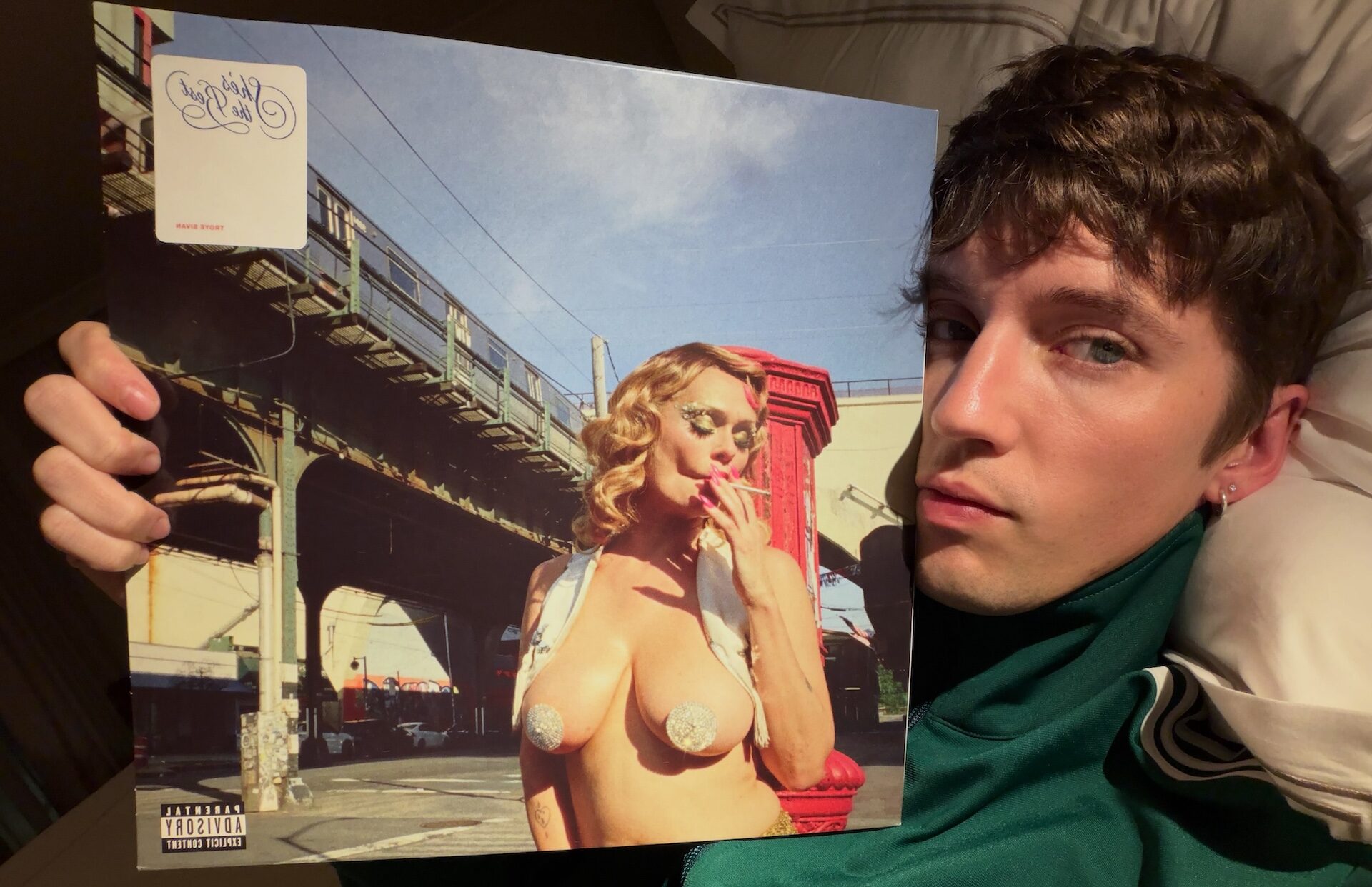 Troye Sivan muestra el vinilo de «She’s the Best», su cuarto disco, en el que explora sonidos como el house, el trip-hop y el pop noventero. Imagen: @troyesivan