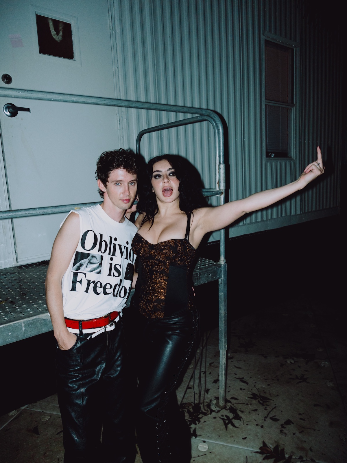 Troye Sivan y Charli XCX posan juntos entre bastidores. Ambos artistas compartieron escenario durante el «Sweat Tour» de 2024. Imagen: @troyesivan
