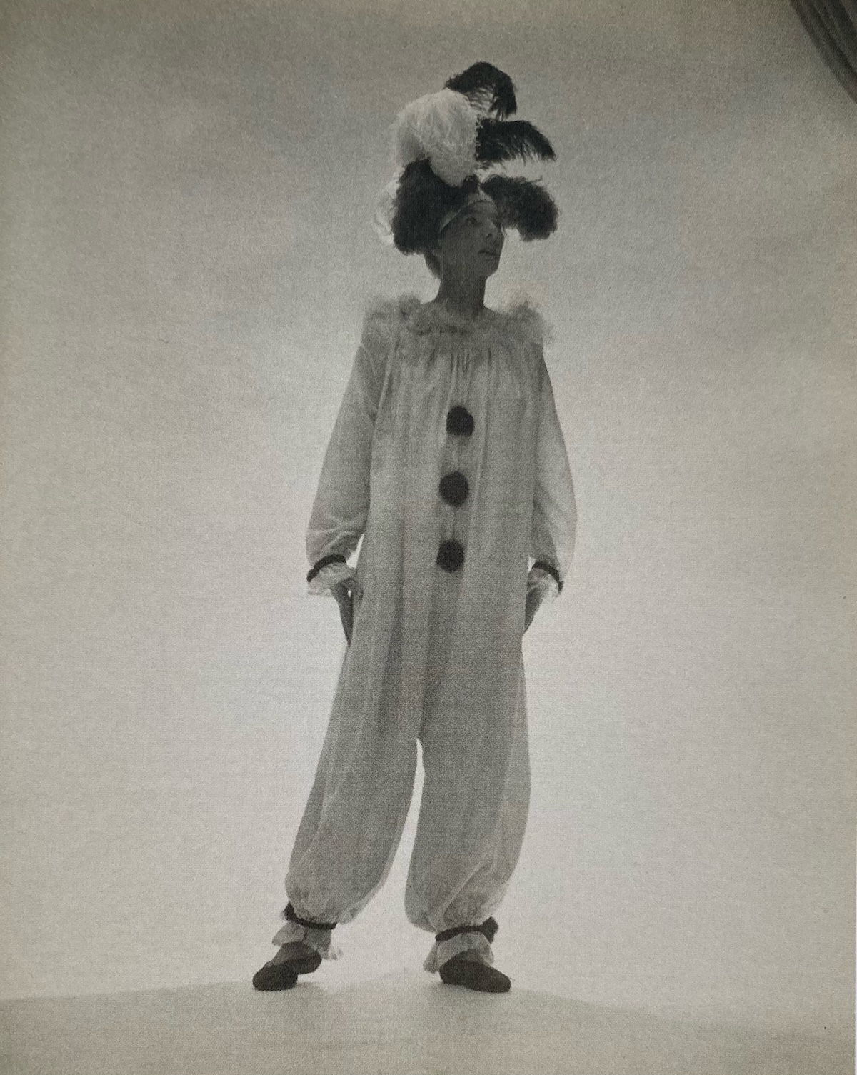La imagen muestra un retrato de Margaret French disfrazada de arlequín o Pierrot, una fotografía tomada por George Platt Lynes. Imagen: @documenting_fashion