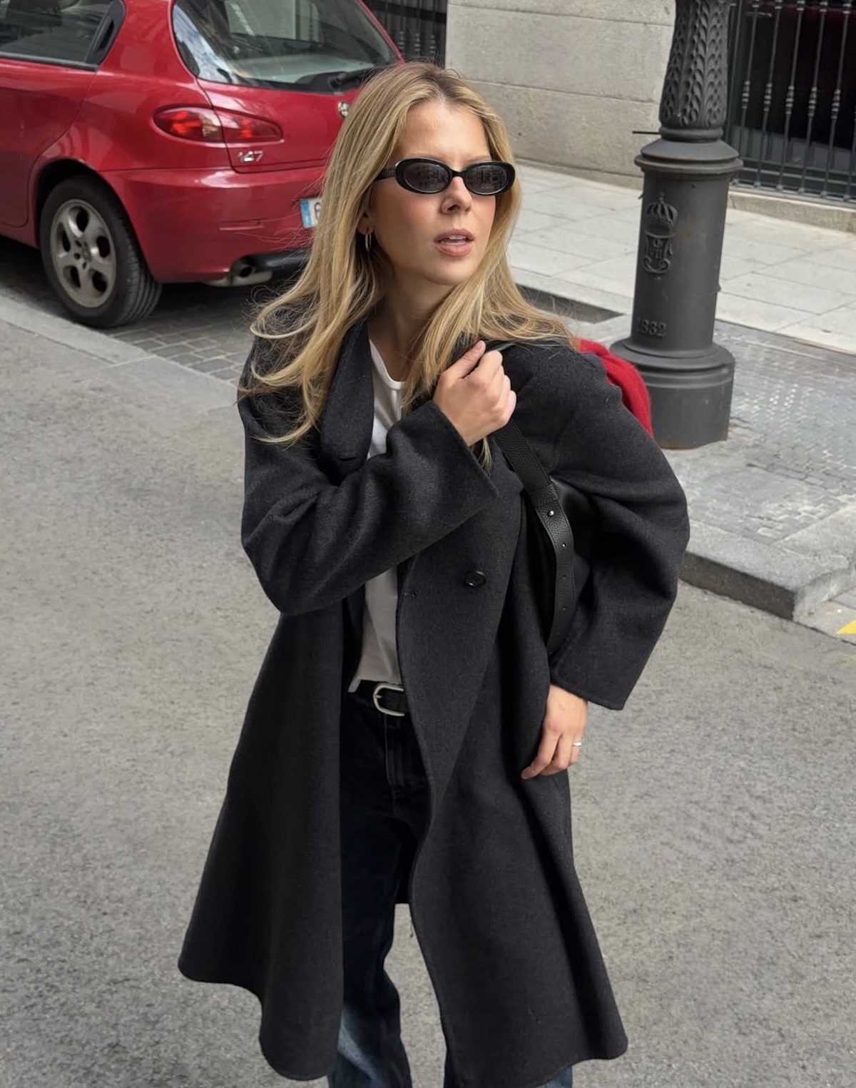 Sofia Hamela con un estilismo protagonizado por un abrigo fino gris. Imagen: @sofiahamela