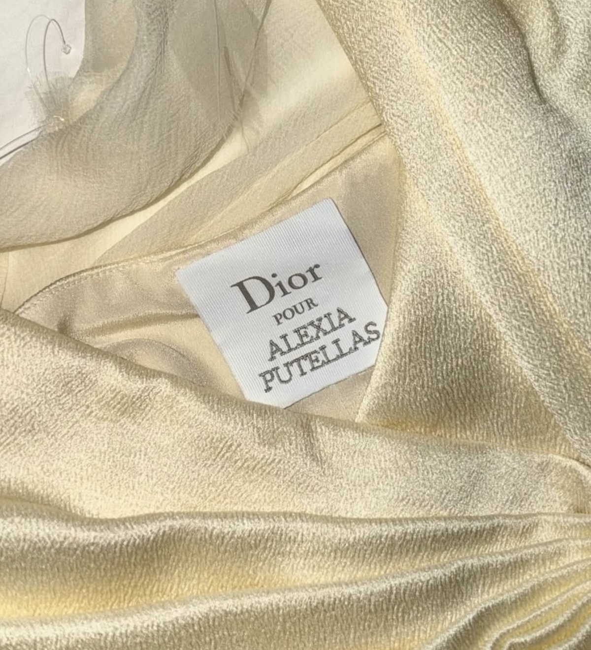 Etiqueta del vestido de Dior que la futbolista ha lucido en la gala del Balón de Oro 2026. 