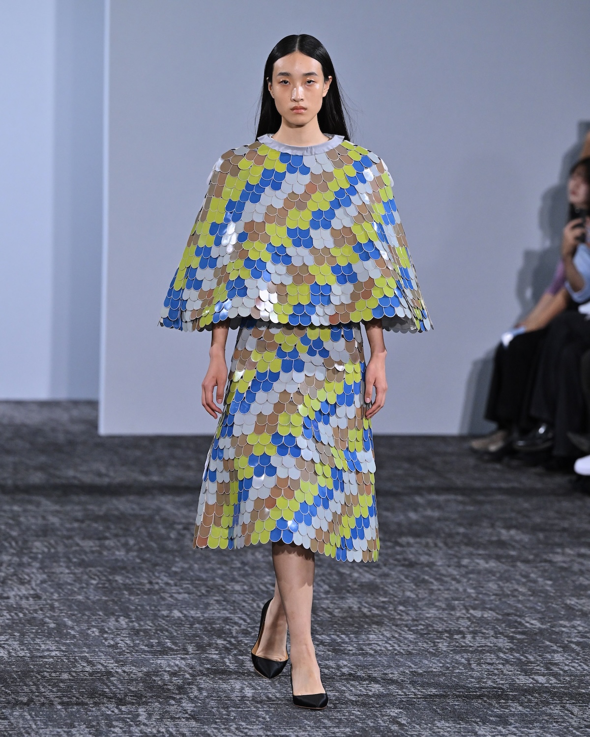 Uno de los estilismos del desfile de Anrealage en París Fashion Week