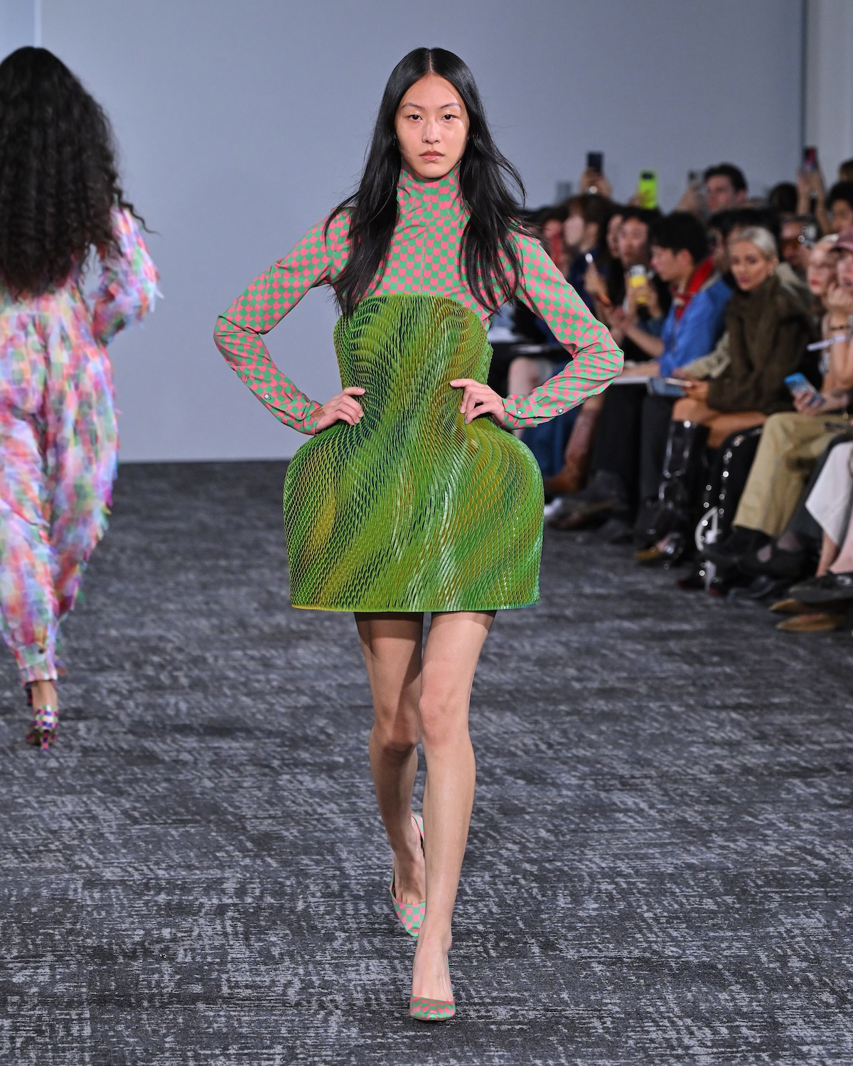 Uno de los estilismos del desfile de Anrealage en París Fashion Week