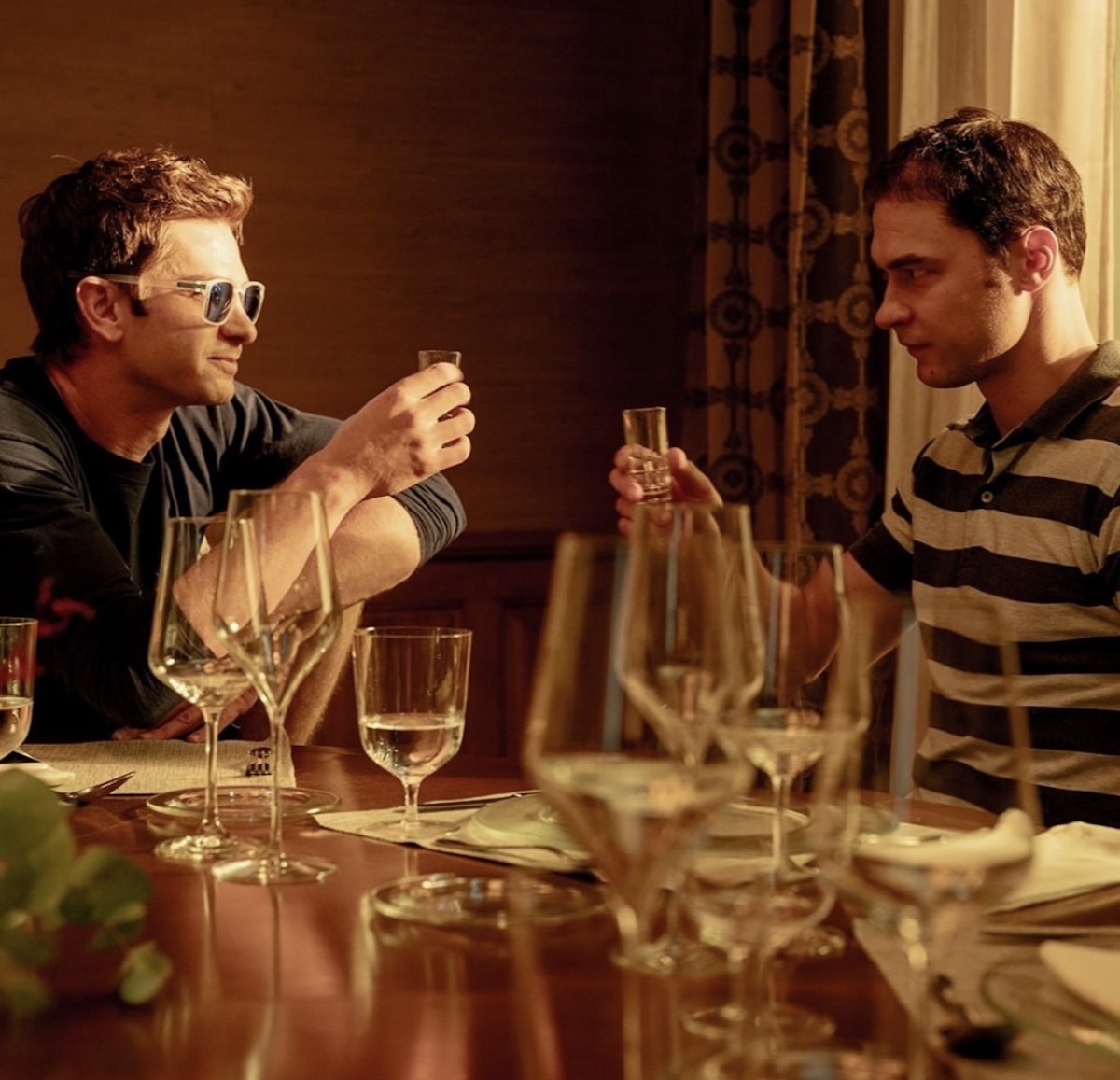 Andrew Garfield en el papel de Sam Altman y a Yura Borisov como Ilya Sutskever en una escena de la película Artificial (2026)