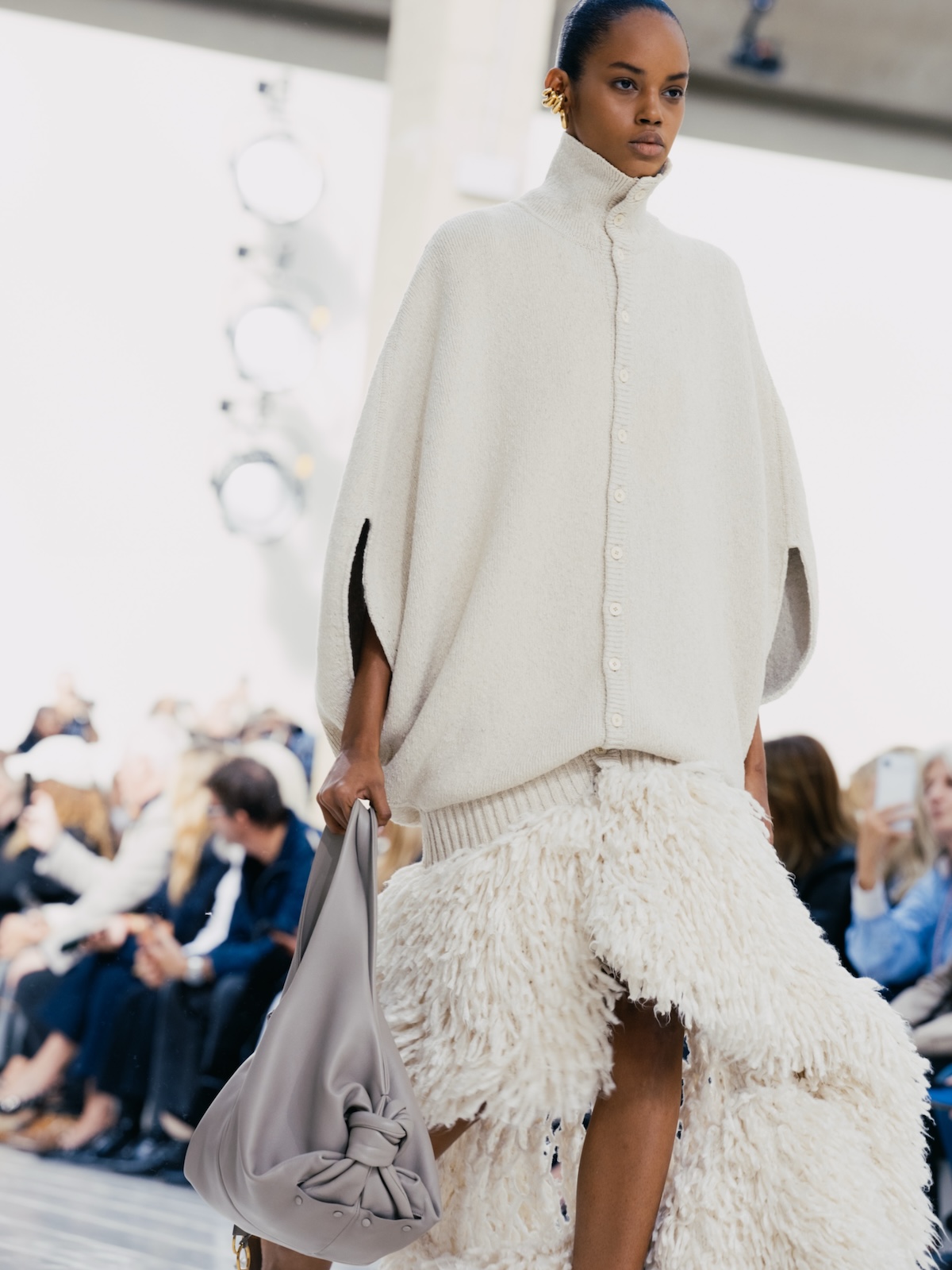 Uno de los estilismos del desfile de Balenciaga SS27 en París Fashion Week