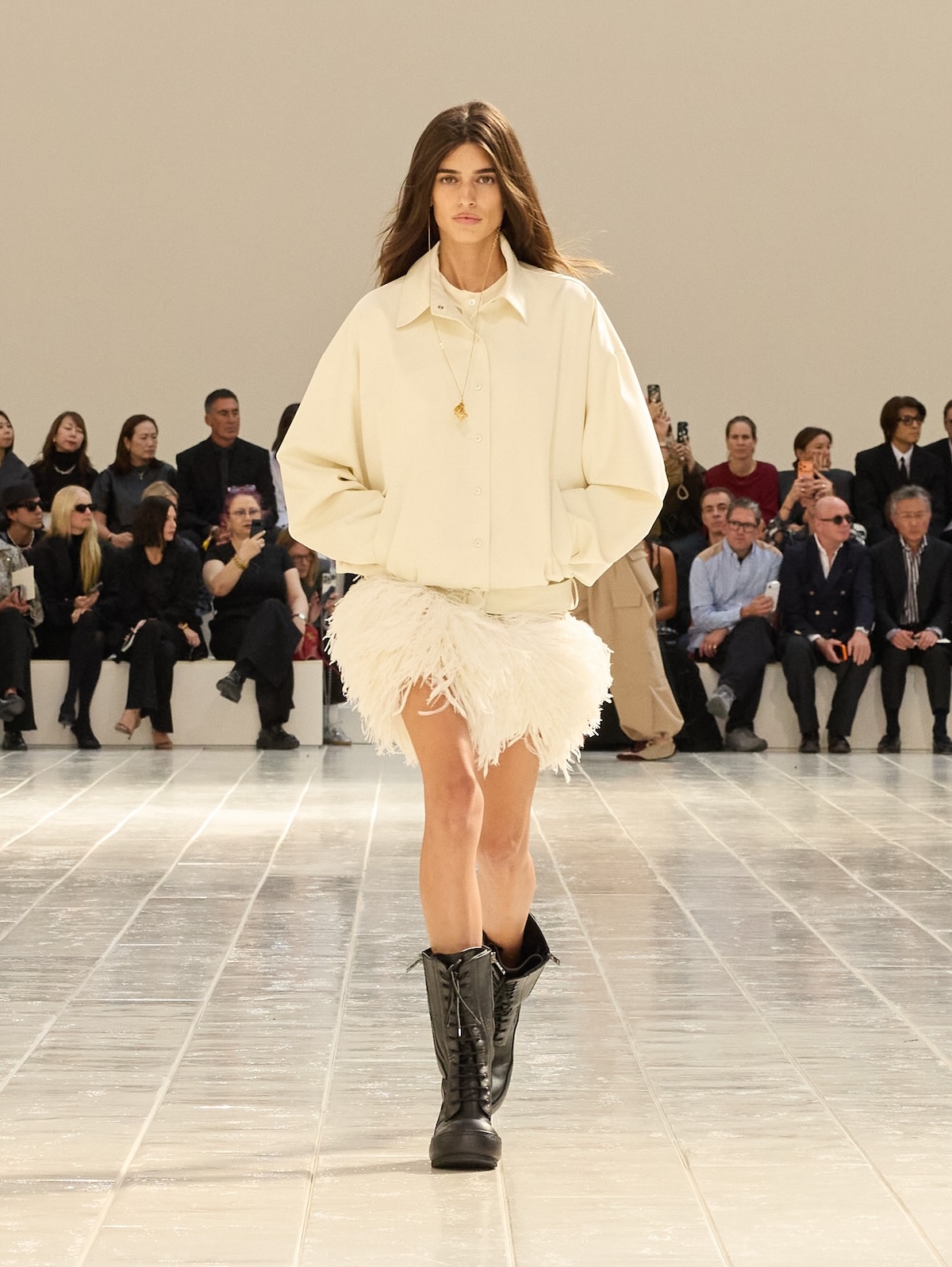 Uno de los diseños desfile de Balenciaga SS27 en París Fashion Week