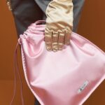 El bolso de satén es la tendencia absoluta para este invierno