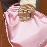El bolso de satén es la tendencia absoluta para este invierno