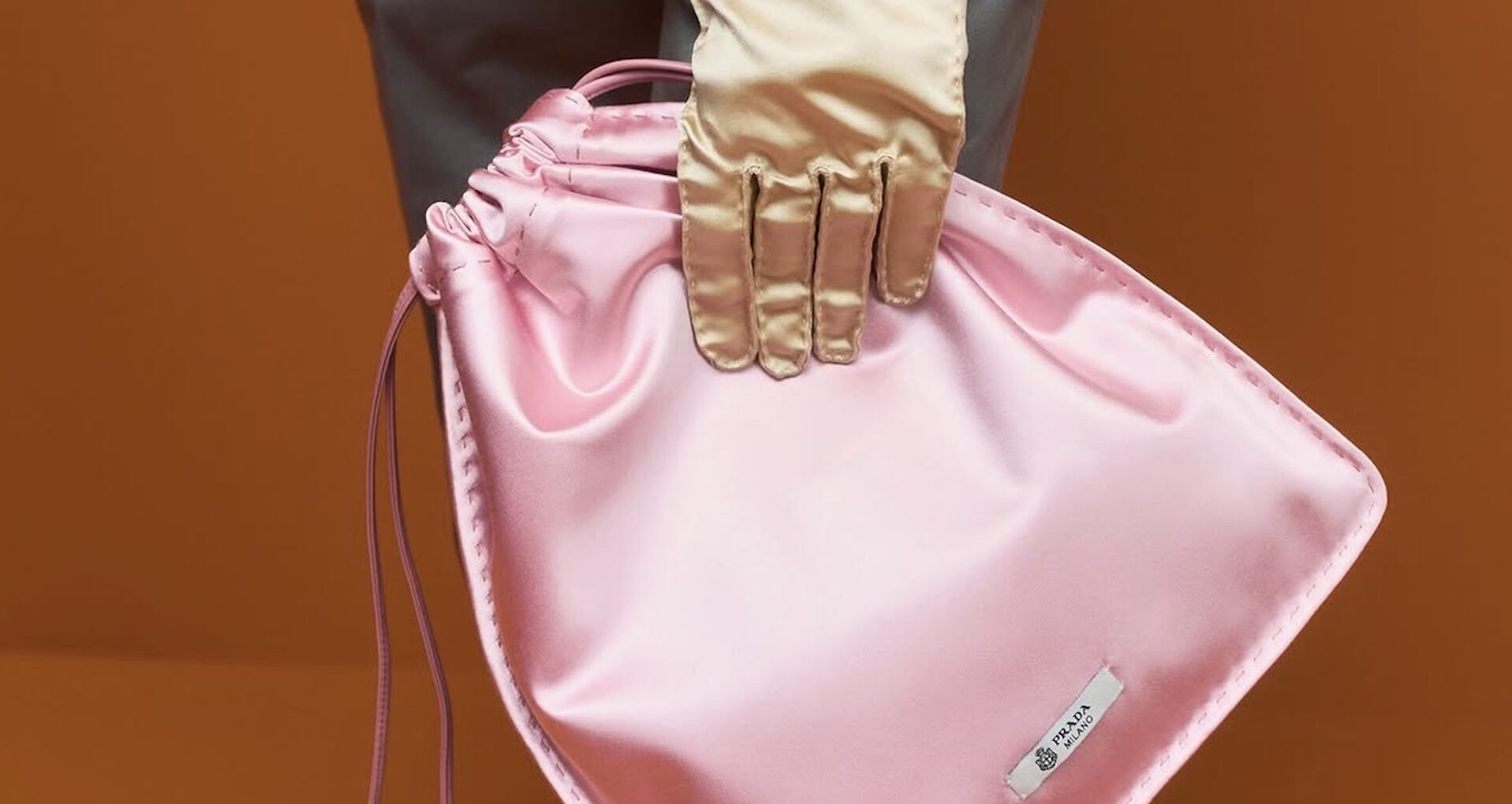 El bolso de satén es la tendencia absoluta para este invierno. Imagen: cortesía de Prada