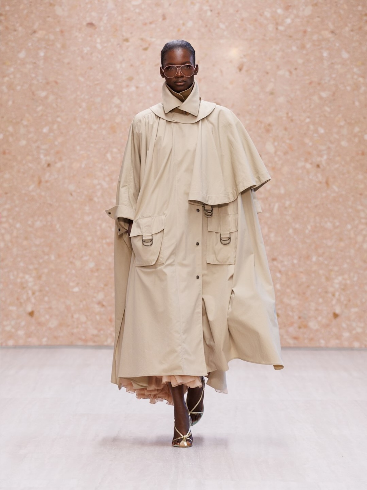 Uno de los diseños desfile de Chloé SS27 en París Fashion Week