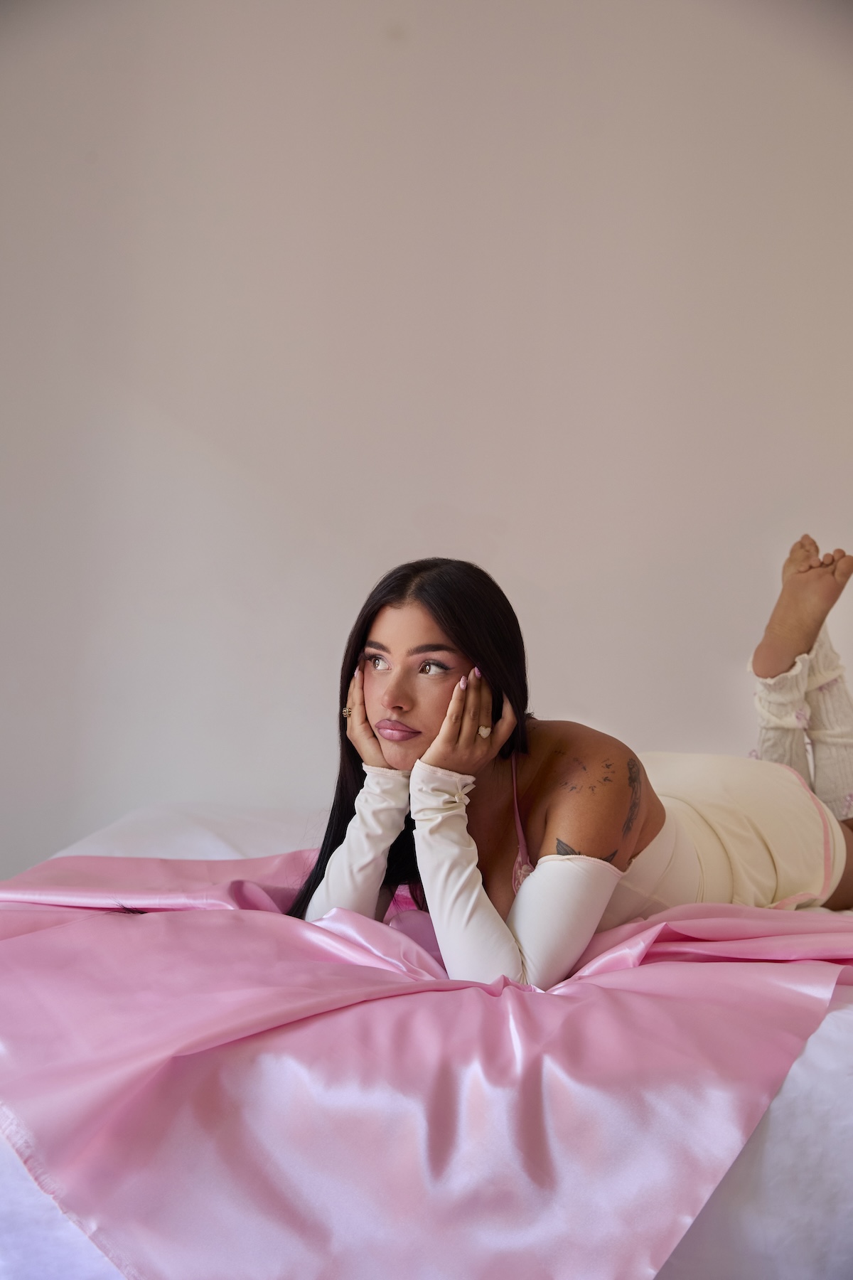 Imagen promocional de Daniela Garsal para el lanzamiento de «Se lo conté a las niñas»