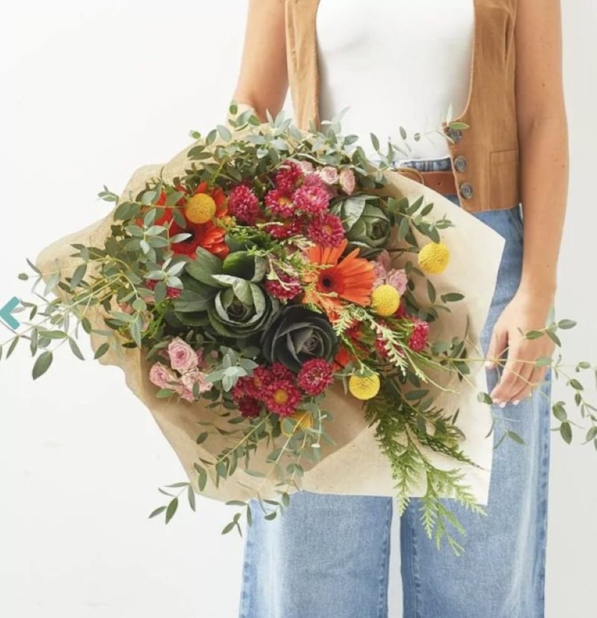 Un pequeño ramo de flores de temporada es ese gesto sencillo que cambia el tono de cualquier invitación. Imagen cortesía de la marca.