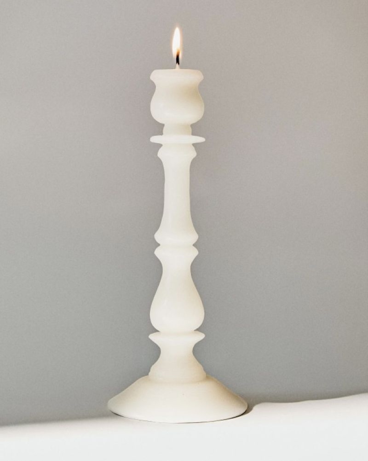 Vela decorativa con silueta inspirada en un candelabro clásico, de Zara Home, uno de nuestros regalos favoritos. Precio: 9,99 €
