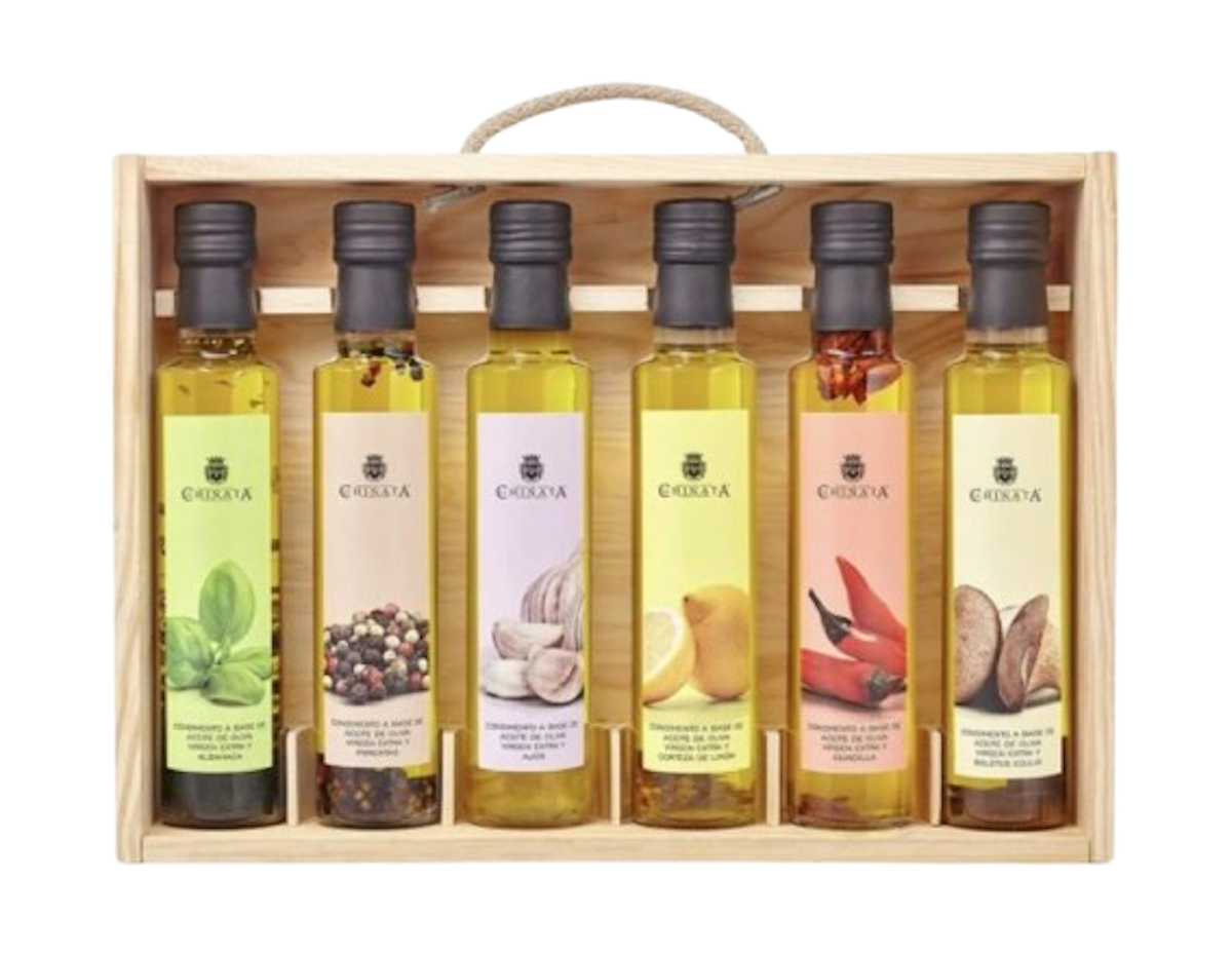 Estuche de seis condimentos de AOVE de La Chinata, con sabores como limón, albahaca, guindilla, ajo, boletus y pimienta, presentado en caja de madera, uno de nuestros regalos favoritos. Precio: 30,20 €