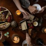Pequeños detalles, grandes gestos: ideas para acertar cuando te invitan a casa y no llegar con las manos vacías.