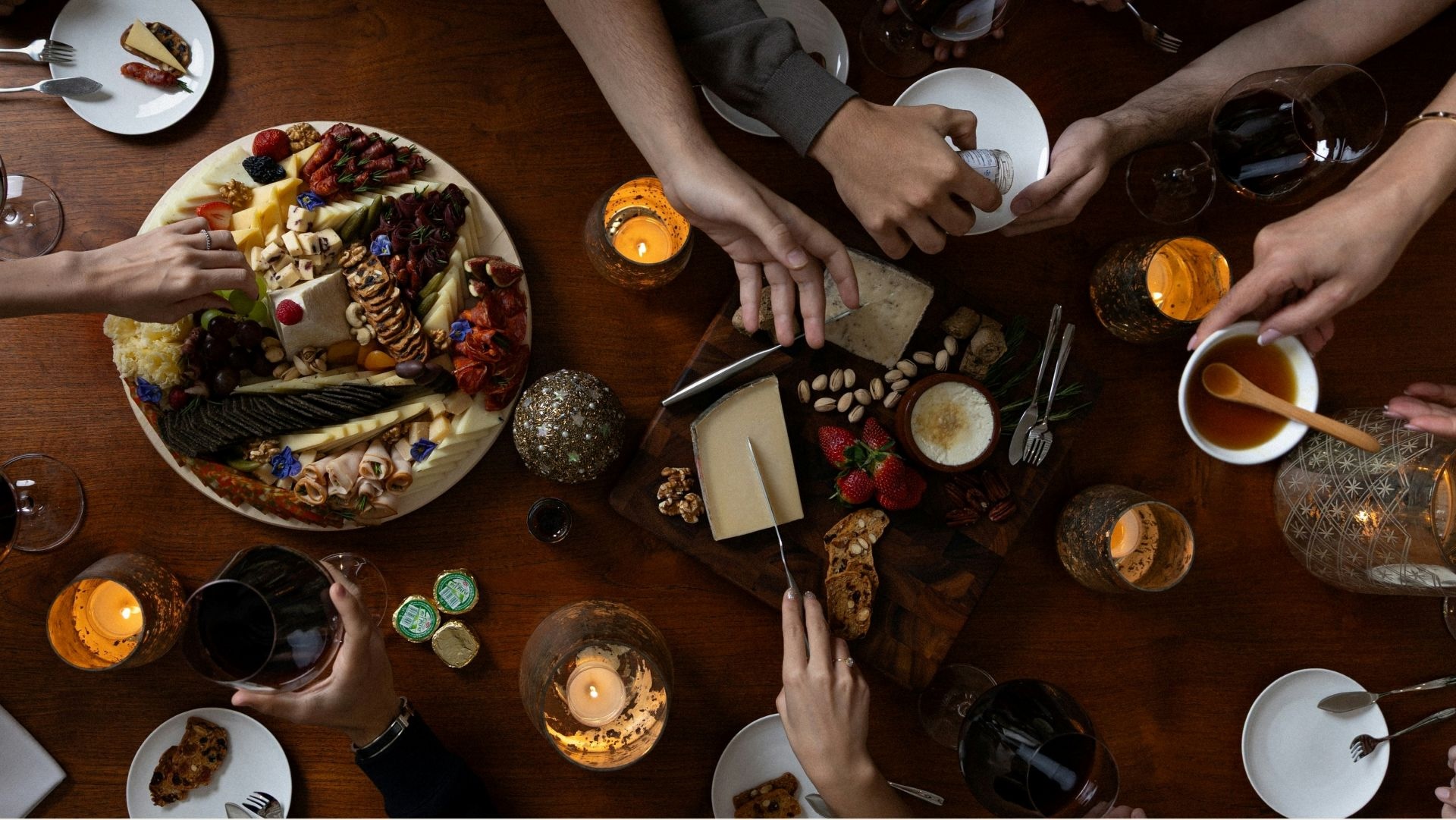 Pequeños detalles, grandes gestos: ideas para acertar cuando te invitan a casa y no llegar con las manos vacías.