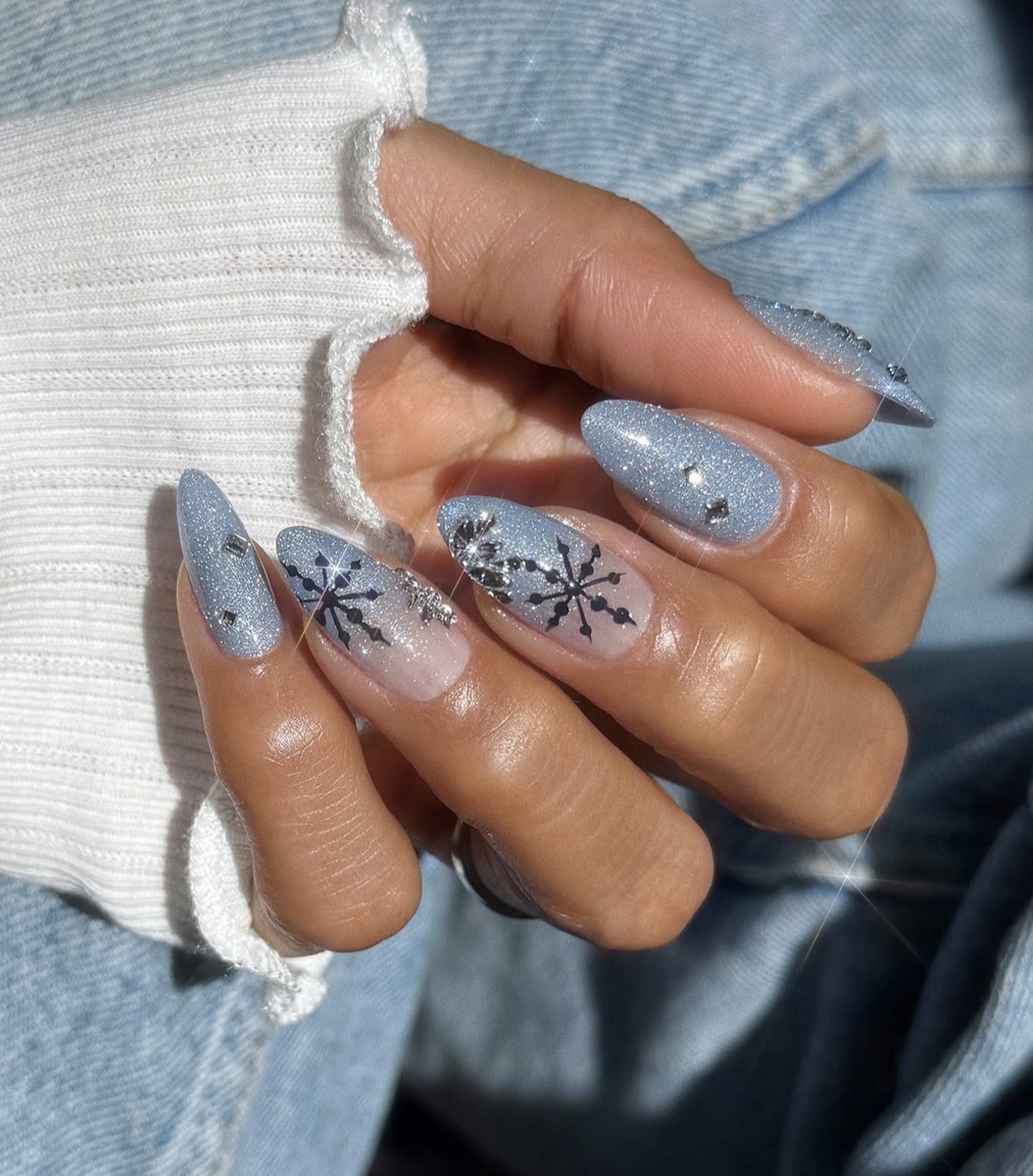 Manicura de «frosty nails» con purpurina en color azul