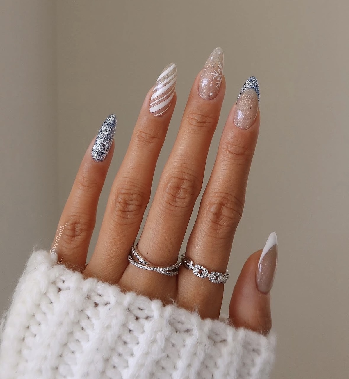 Diseño de «frosty nails» con múltiples dibujos