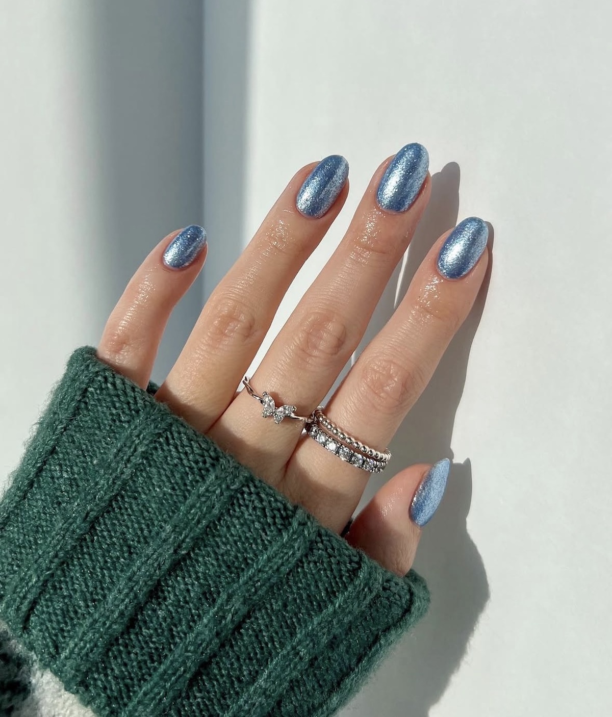 Uñas azules con purpurina