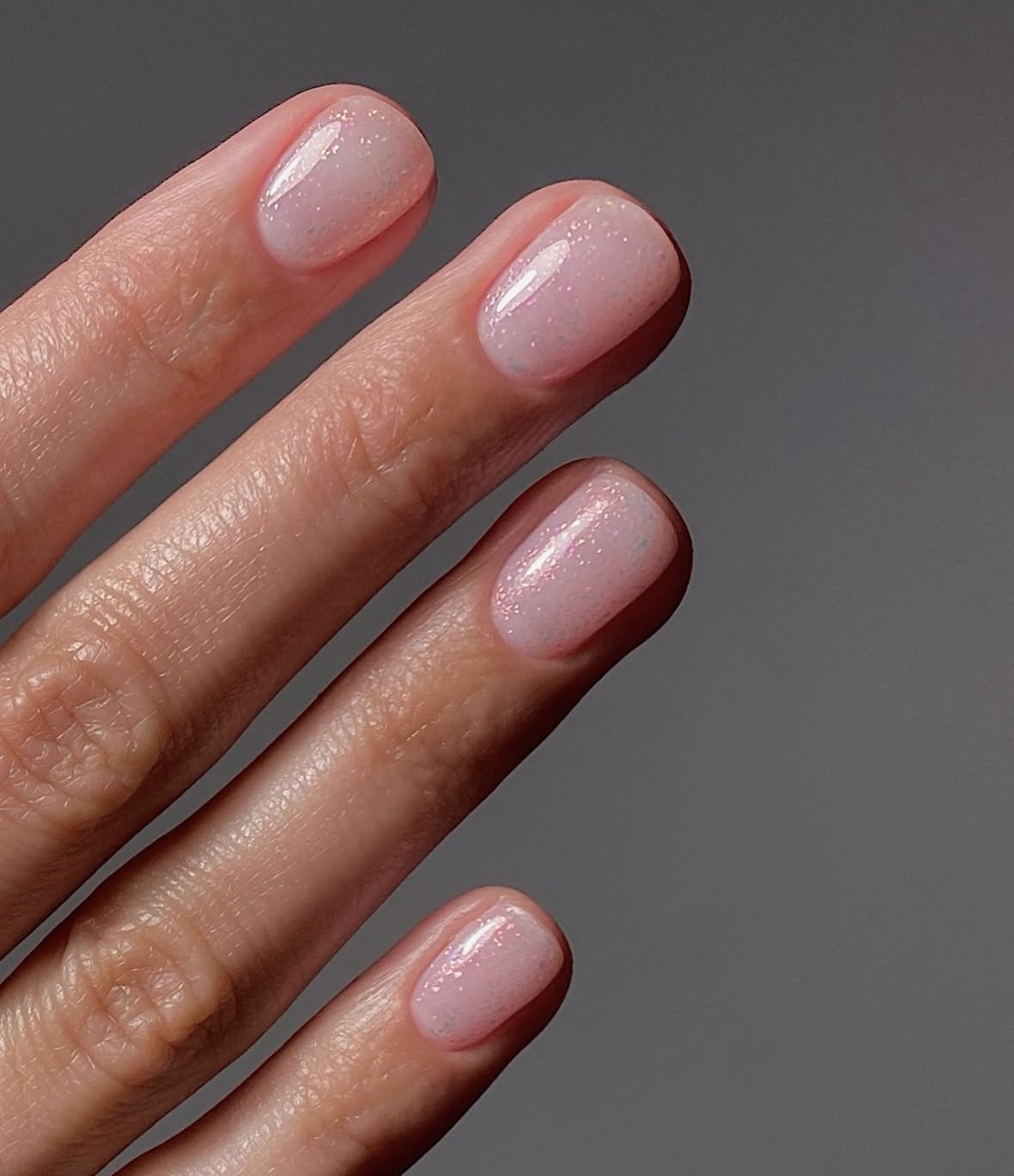 Uñas neutras con purpurina 