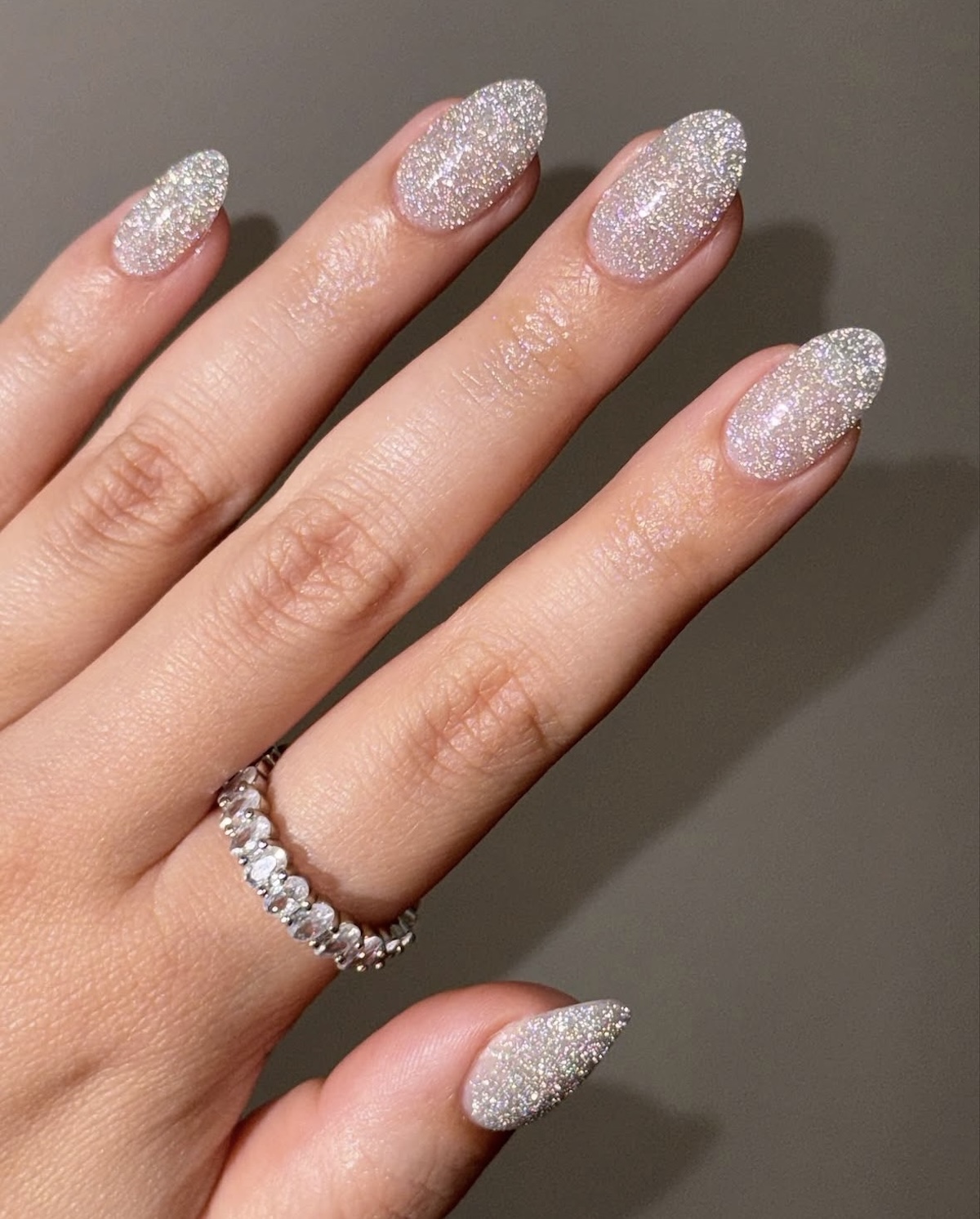 Uñas plateadas de purpurina de estética «frosty nails»