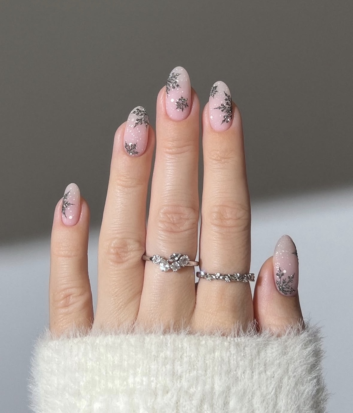 Uñas con copos de nieve en plata de estética «frosty nails»