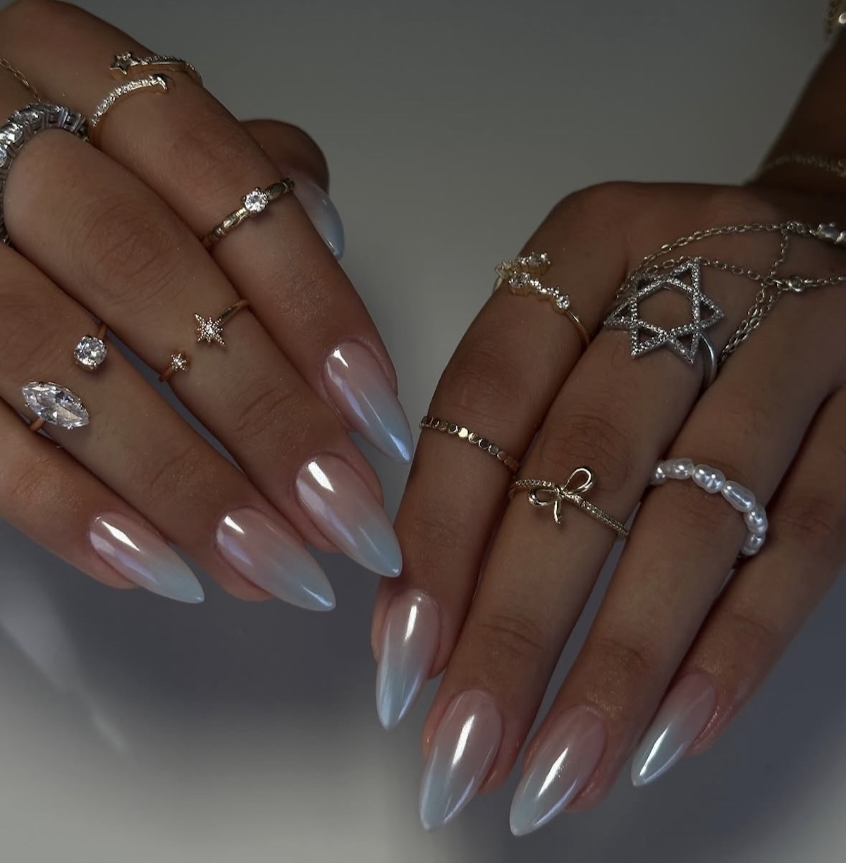Manicura ombré azul con efecto perlado