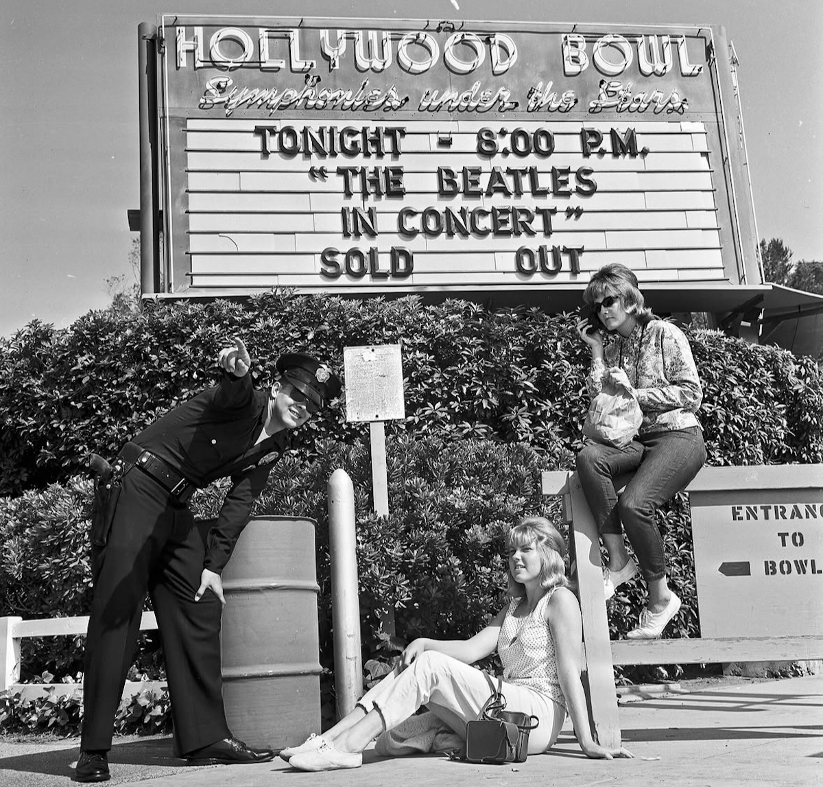 The Beatles con su cartel del Hollywood Bowl. Imagen: @hollywoodbowl