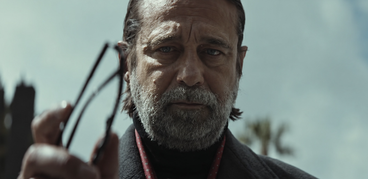 Luis Zahera interpretando a su personaje en la película de suspense «Leones en invierno»