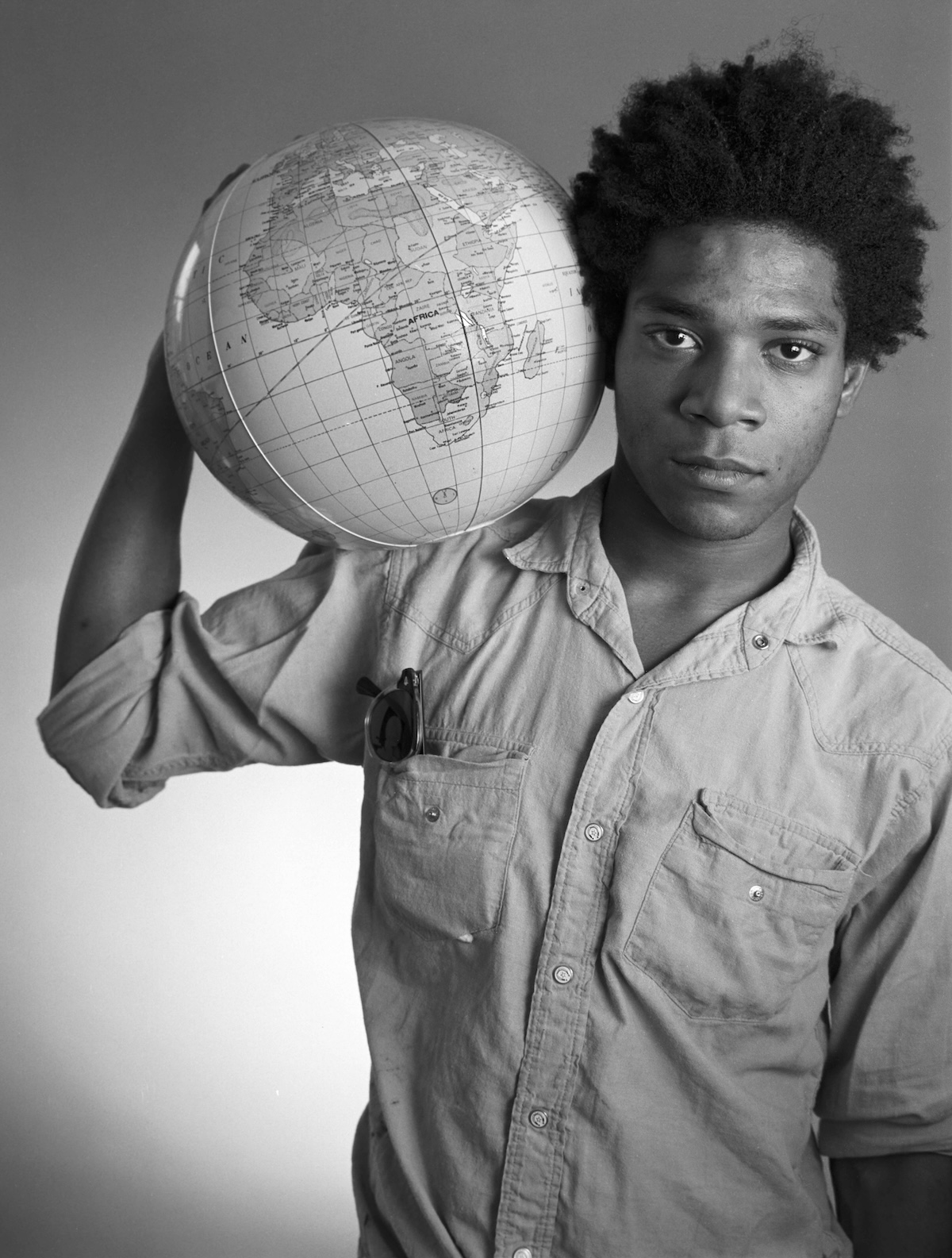 Jean-Michel Basquiat, retratado por el fotógrafo