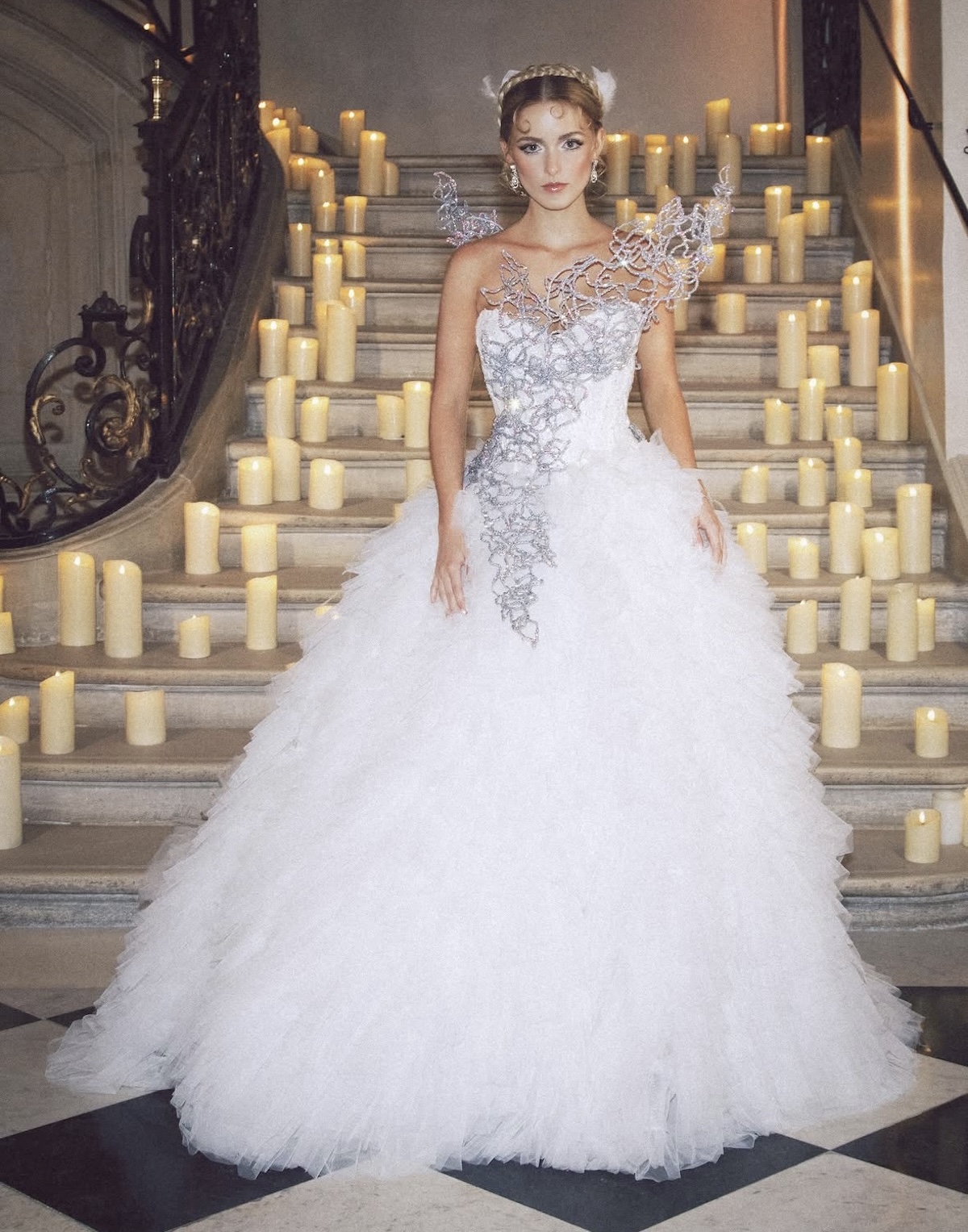 La actriz luciendo un vestido de archivo de Monique Lhuillier en la exposición «Elegance is Authority: The Story, Style, and Power of Panem», celebrada en París.