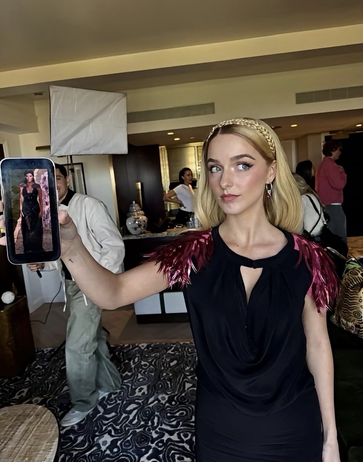 La actriz luciendo un vestido de Chloé en homenaje a Katniss Everdeen