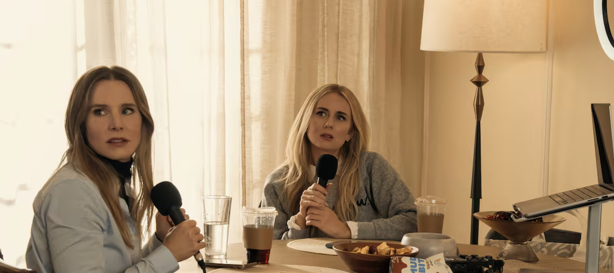 Escena de Kristen Bell (como Joanne) y Justine Lupe (como Morgan) grabando un episodio del podcast en la serie de comedia de Netflix «Nadie quiere esto»