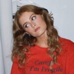 Olivia Bay nos cuenta todos los detalles de «El amor no está de moda». Imagen: cortesía de Sony Music