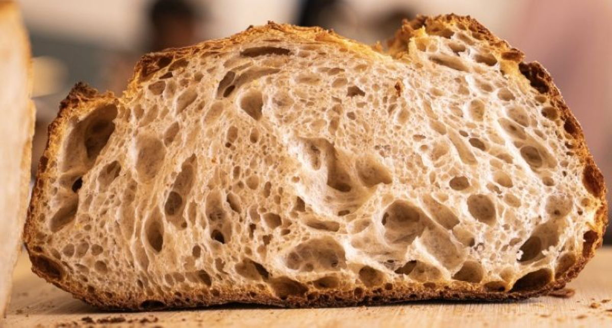 Miga alveolada, corteza crujiente y masa madre: el pan artesano de BRÖD Madrid en primer plano