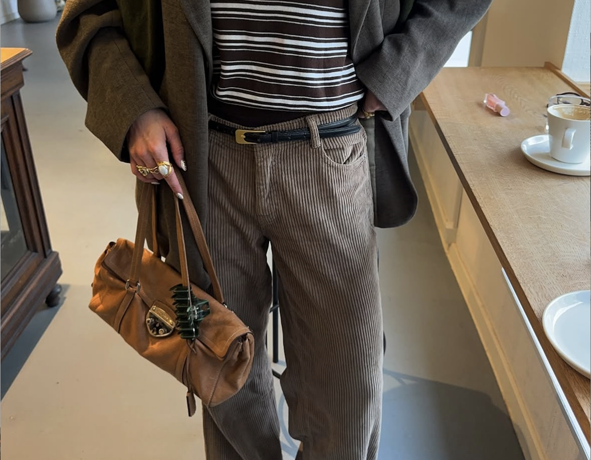Estilismo con pantalón de pana.