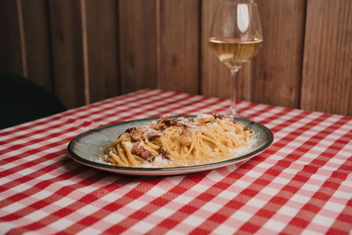 Su carbonara elaborada con guanciale, pecorino romano y yema de huevo que nunca falla. Imagen cortesía de la marca