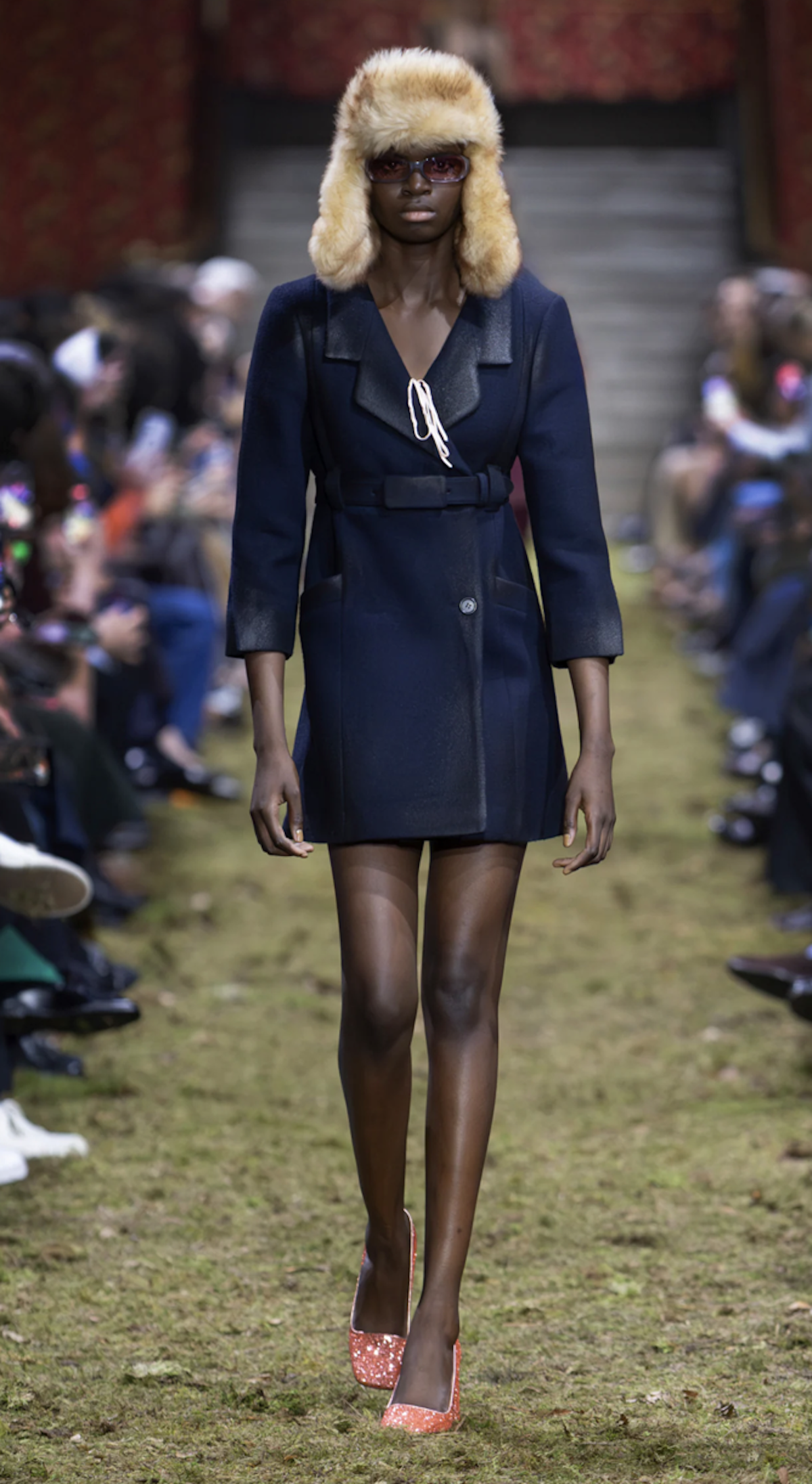 Uno de los estilismos de Miu Miu FW26, con los gorros de pelo