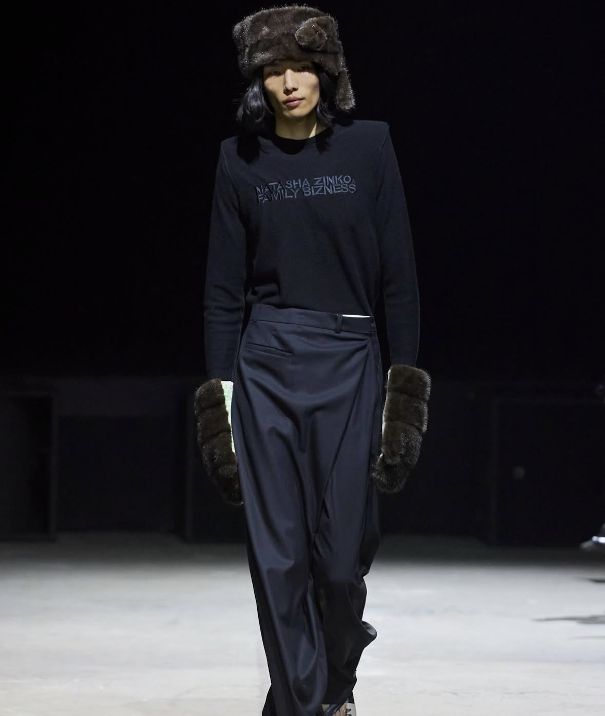 Estilismo del desfile de Natasha Zinko FW26 con gorro y guantes de pelo a juego